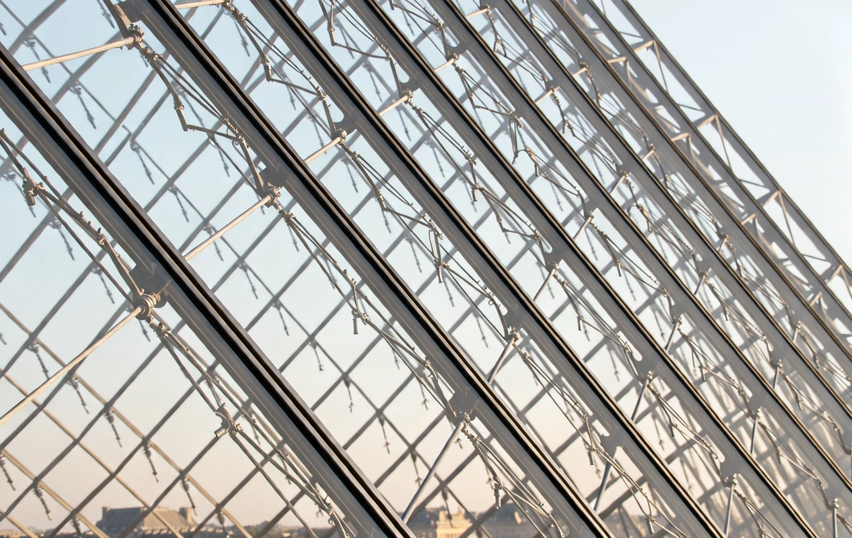 Architekturdetails der Louvre Pyramide